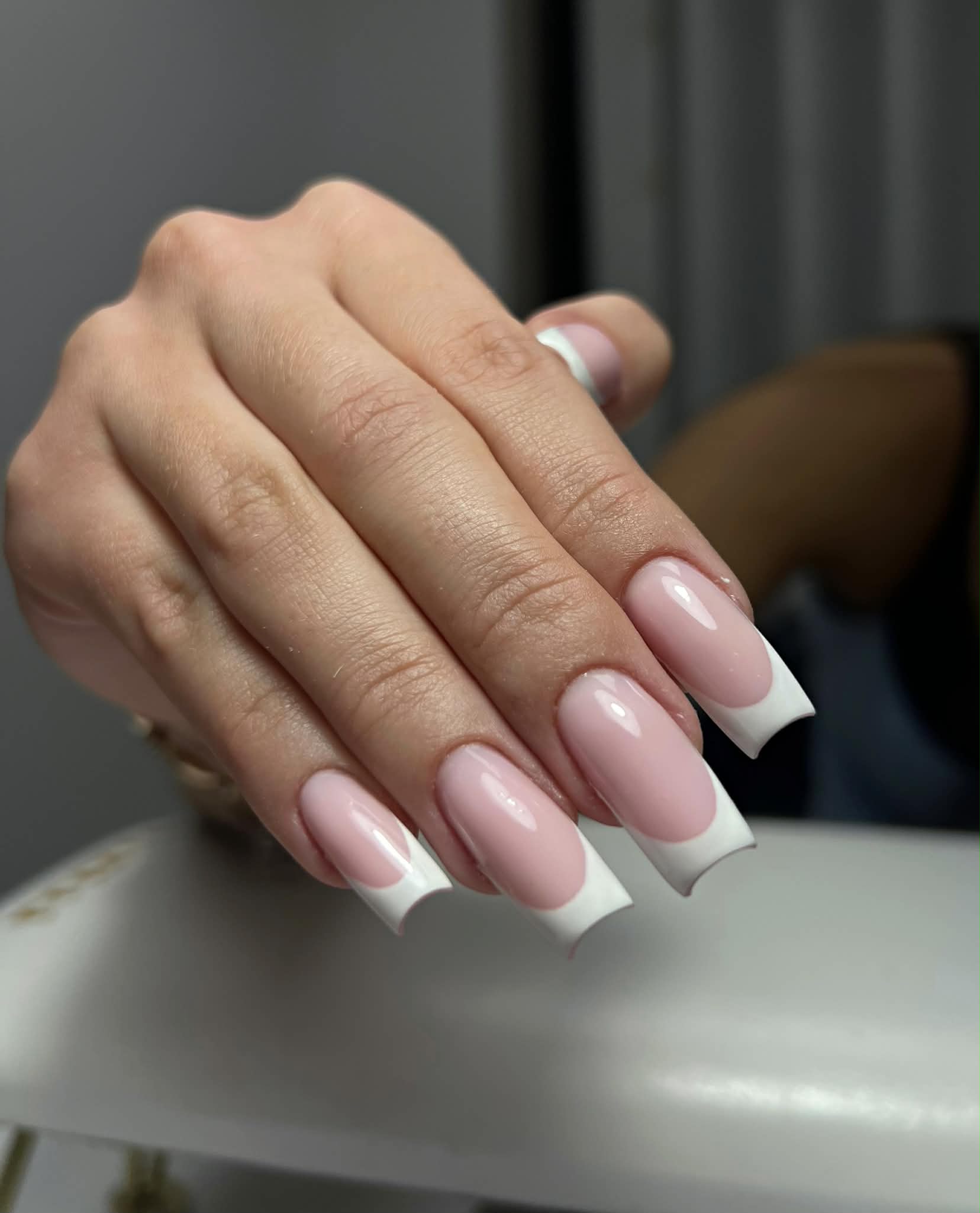 Manicure hybrydowy w stonowanych kolorach – KS Luxe Nails